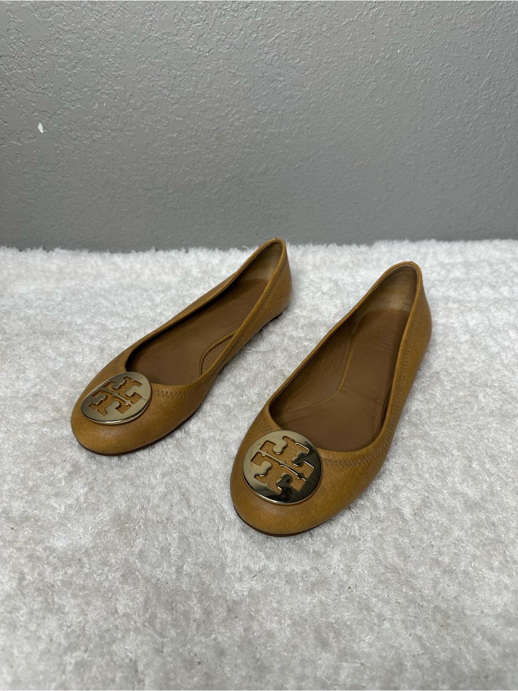 Tory Burch Claire Royal Tan Tumbled Leather Gold Medallion Ballet Flats Size 7